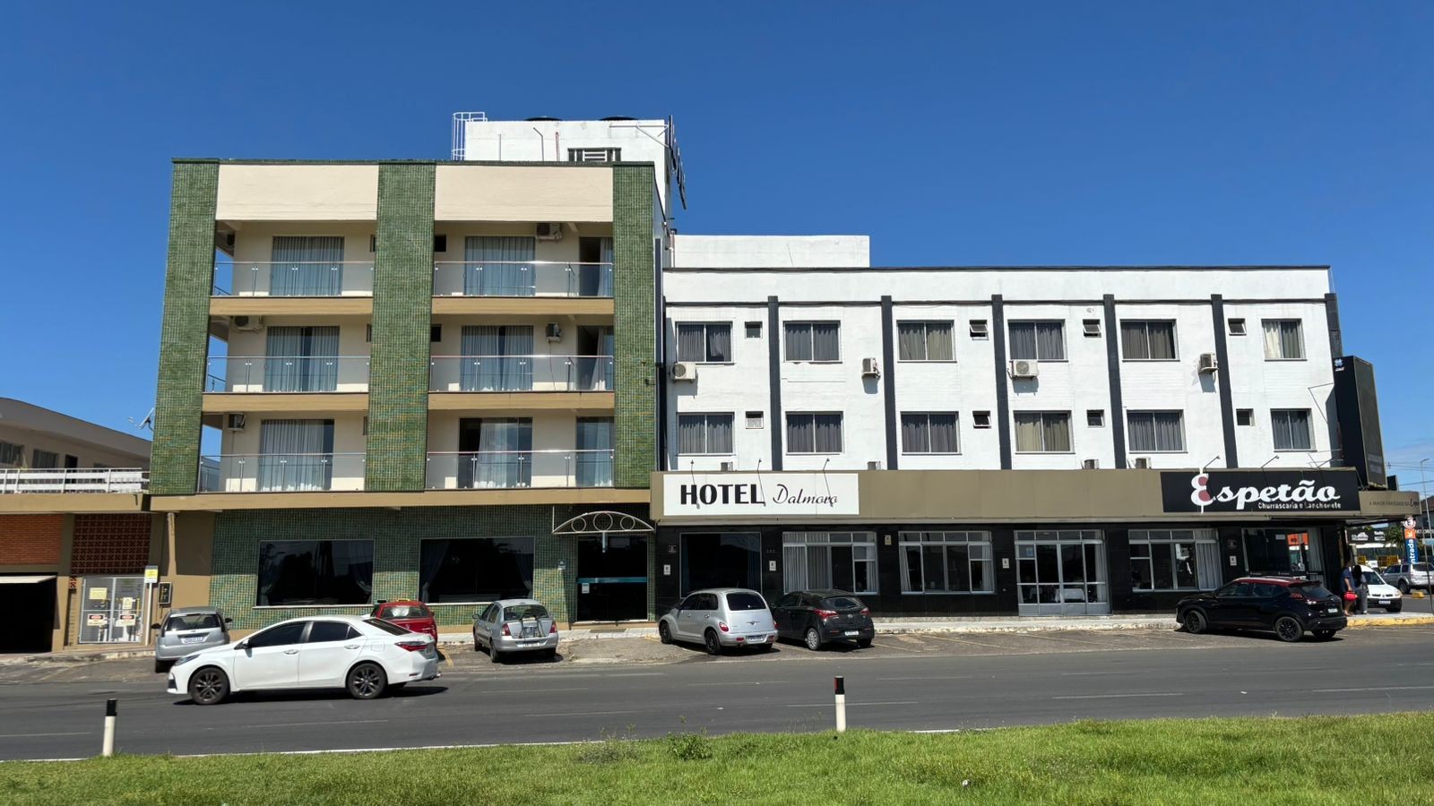 O Hotel Dalmoro está localizado no trevo de acesso a Araranguá / SC (antigo hotel Becker). O Tradicional Hotel possui uma estrutura completa, para atender Casais, Famílias, Representantes Comerciais e demais clientes